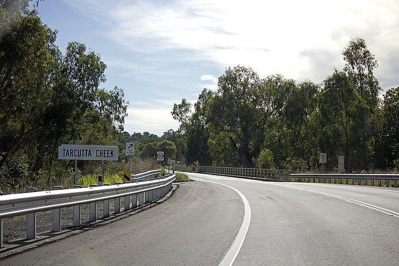 File:Entrance to Tarcutta on the old Hume Highway near the Tarcutta Creek.jpg