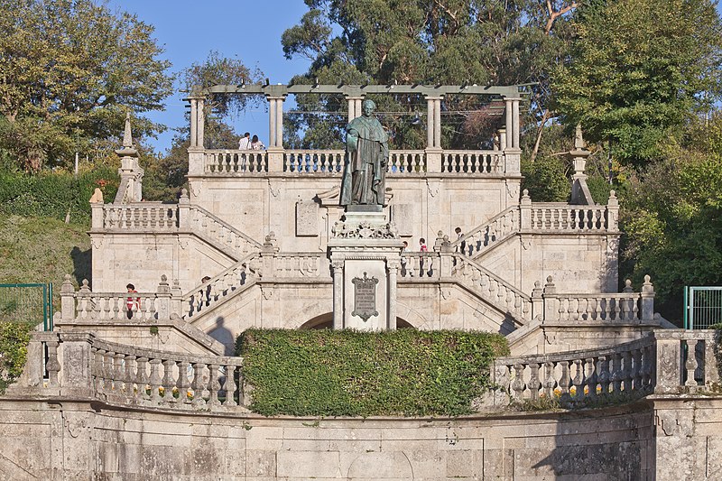 File:Escultura de Manuel Vázquez Figueroa - Mirador da Alameda de Santiago de Compostela.jpg