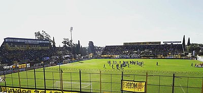 Estadio Fragata Presidente Sarmiento vista de la platea y tribuna norte.jpg