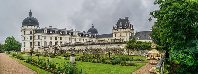 File:Exterior of the Castle of Valencay 26.jpg