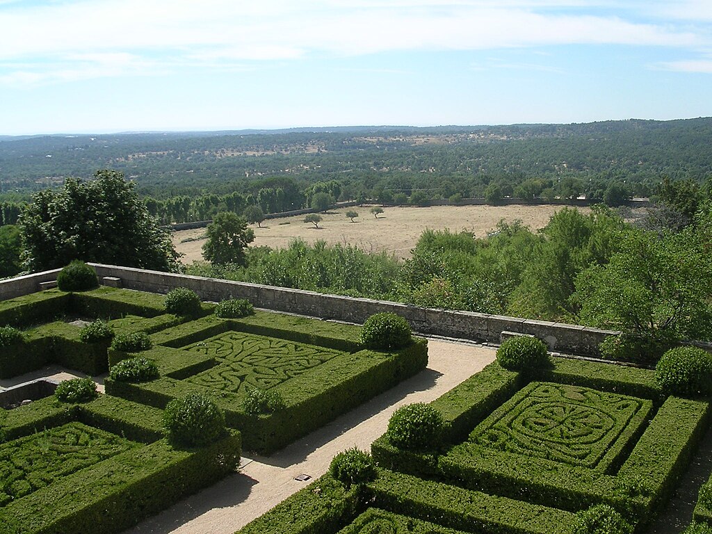 Сады Эскориала. Escorial Monastery, Madrid, Spain, Испания. Красный замок резиденция королей. Резиденция королей на юге испании красный замок