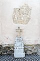 English: Stone cross at the eastern apse Deutsch: Steinkreuz am östlichen Chorschluss