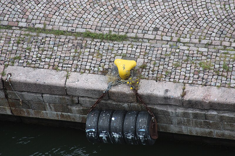 File:Fender und Poller in Helsinki 0926.JPG