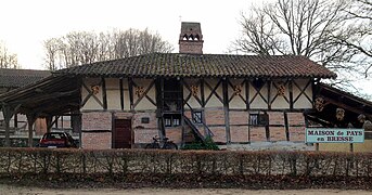 Ferme des Mangettes et sa cheminée sarrasine de la maison des pays de Bresse.