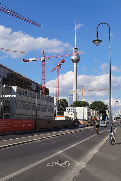 File:FernsehturmBerlinBaustelle.jpg