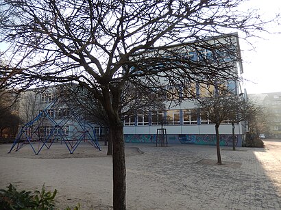 So kommt man zu Fläming Grundschule, Illstraße 4 mit den Öffentlichen - Mehr zum Ort Hier