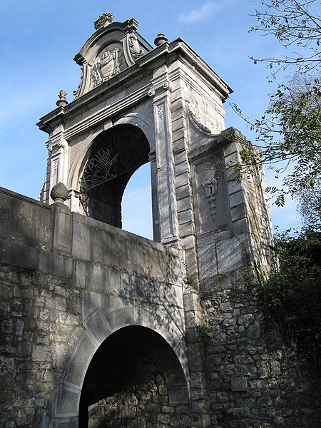 File:Fontaine-l'Evêque - Pont et portail du château.JPG