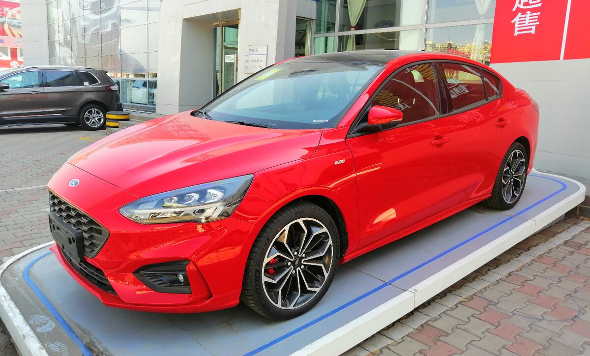 https://upload.wikimedia.org/wikipedia/commons/thumb/2/2e/Ford_Focus_IV_sedan_ST_Line_01_China_2019-03-25.jpg/1200px-Ford_Focus_IV_sedan_ST_Line_01_China_2019-03-25.jpg