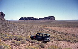 Fort Rock y parte de su cuenca, con un vehículo de la Universidad de Oregon en primer plano, Lake County, Oregon, Estados Unidos