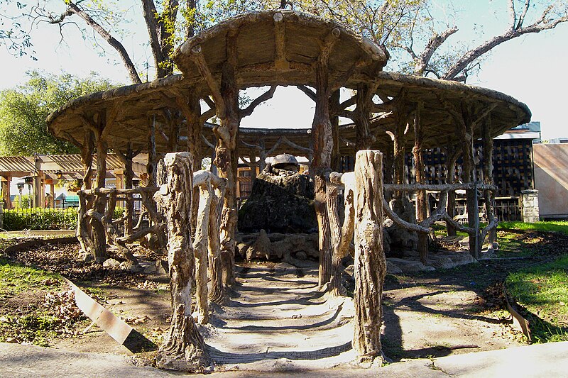 File:Fountain at Alamo Cement Company.jpg