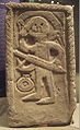 Monumentum sepulcrale Niederdollendorfense ultimam motif "cassis capitis avis" depictionem notam ostendit. Francia, saeculo septimo exeunte.