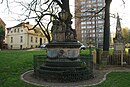 Túmulo do monumento a Joachim Georg Darjes, no parque da igreja St. Gertraudkirche