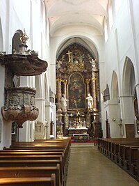 Das Mittelschiff der Kirche mit dem barocken Hochaltar