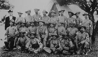Britainiarren "Indian Ambulance Corps", II Boerren Gerran. Argazkiaren erdian, M. K. Gandhi