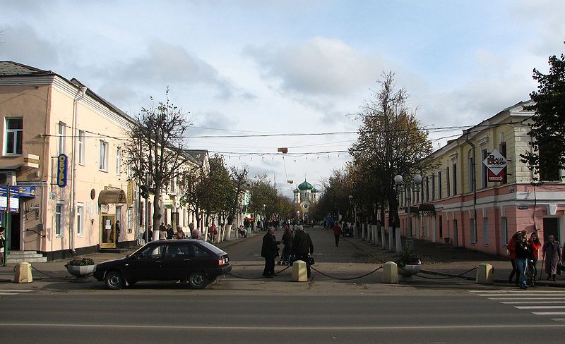 File:Gatchina. Sobornaya street.jpg