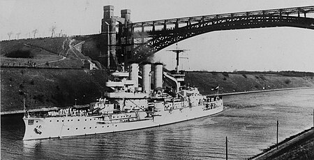 Tập_tin:German_battleship_Hessen_passing_under_the_Levensau_Bridge_while_transiting_the_Kiel_Canal,_circa_1925-1934_(NH_88049).jpg