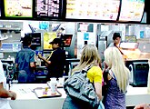 Funcionários do McDonald's usam roupas informais, incluindo boné