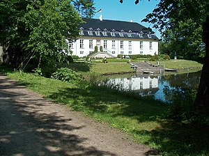 Glorup: Historie, Markante slægter på Glorup, Landsby i engelsk cottage-stil