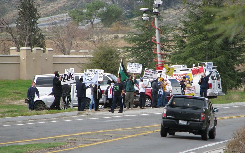 File:Gold base big crowd gathers.jpg