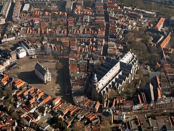 Lugfoto van die sentrum met die groot kerk van S. Giovanni en die stadsaal aan die linkerkant