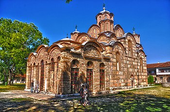 Manastir Gračanicu je sagradio kralj Milutin 1321. godine i posvetio je Uspenju Presvete Bogorodice. Manastir se nalazi u selu Gračanica, 10 km udaljen od Prištine, administrativnog centra Kosova i Metohije. (puna veličina: 4.280 × 2.839 *)
