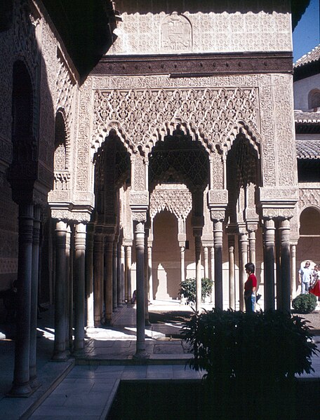 File:Granada-138-Alhambra-Loewenhof-Pavillon seitlich-1983-gje.jpg