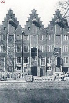 The Greenland warehouses on the Keizersgracht 40-44. Built in 1621. Photo from 1924, two years after the renovation. Originally there were five, of which only these three remain Groenlandschepakhuizen3.jpg