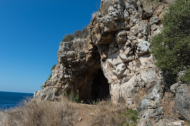 File:Grotta di Uluzzo 1.jpg