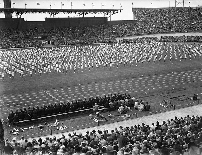 File:Gymnastiekdemonstratie, Bestanddeelnr 902-8034.jpg