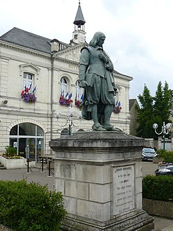 פסל רנה דקארט בכניסה לבניין העירייה