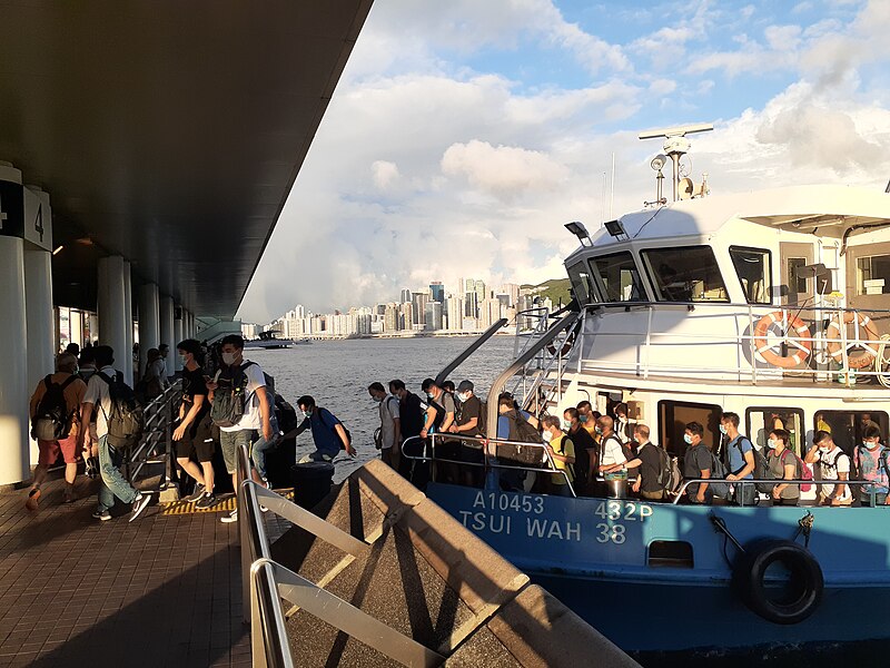 File:HK TST 尖沙咀 Tsim Sha Tsui 梳士巴利花園 Salisbury Garden public piers 維多利亞港 Victoria Harbour 黃昏 evening June 2020 SS2 11.jpg