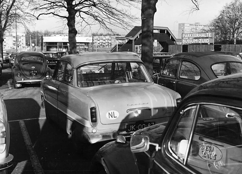 File:HUA-150210-Afbeelding van geparkeerde auto's bij het N.S.-station Bussum Zuid te Bussum.jpg