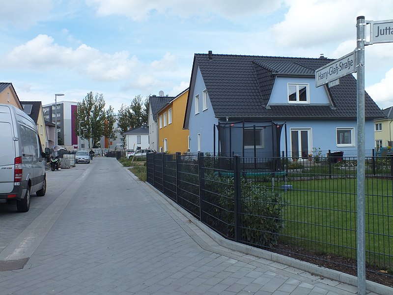 File:Harry-Glaß-Str. Alt-Hohenschönhausen 2017-09-10 ama fec (16).JPG