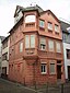 Auch Haus Zum Stolzenberg bzw. Stolzenburg; dreigeschossiges barockes Eckwohnhaus, Walmdachbau mit lebhaftem Fassadenrelief, um 1710, wohl unter Einbe...