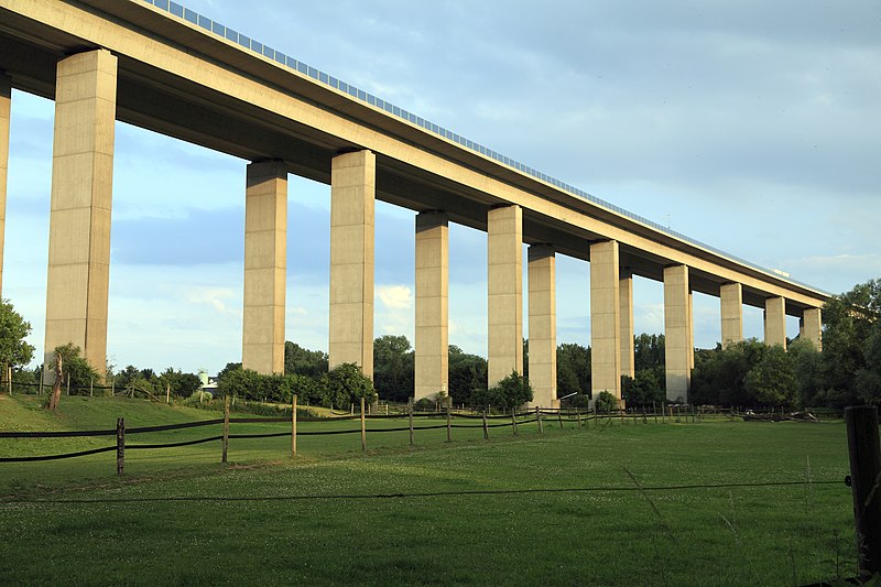 File:I20 155 Talbrücke Lohne-Alme.jpg