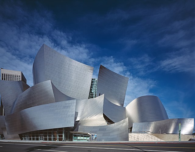 Le Walt Disney Concert Hall conçu par Frank Gehry et inauguré en octobre 2003, où l'orchestre philharmonique de Los Angeles réside.
 (définition réelle 2 816 × 1 880)