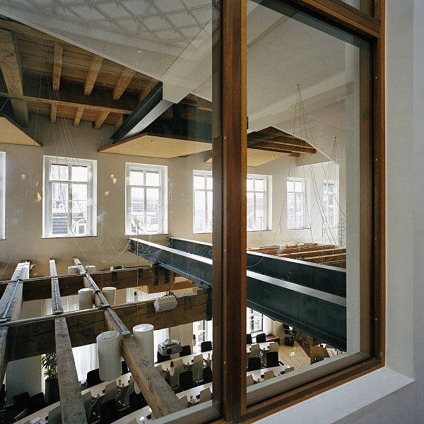 File:Interieur, zicht op de raadszaal vanaf de gang - Utrecht - 20382312 - RCE.jpg