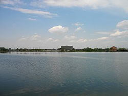 伊佐沼。大字伊佐沼は写真左側の湖岸にあたる。正面奥の大きな建物の手前側は大字鴨田。写真右側は大字古谷上。