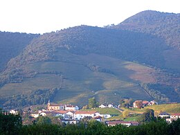 Kleiner Berghintergrund, hübsches baskisches Dorf.