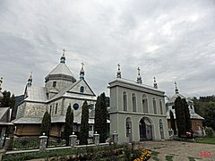 l'église de la Trinité à Yavoriv, classée[7] et son clocher[8],