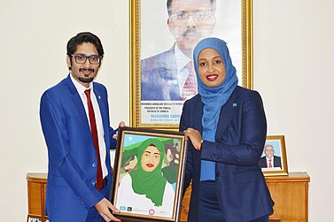 Junaib Abbasi disajikan potret H. E. Mrs. Khadijah Mohamed Almakhzumi