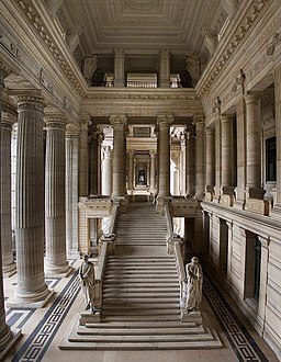 Escaleiras monumentais de mármore.