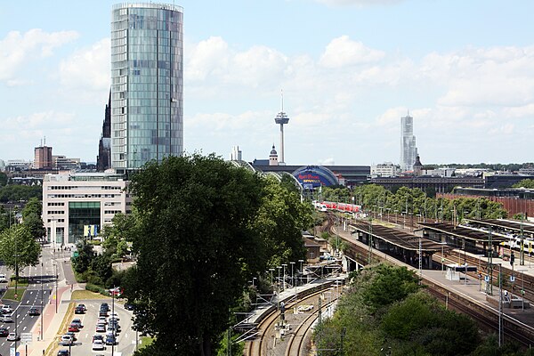 Upper and lower platforms of Köln Messe/Deutz station