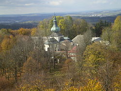 pohled na kostel z rozhledny Pípalka