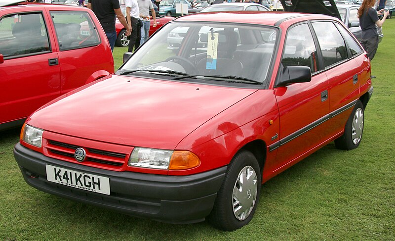 File:K41KGH 1992 Vauxhall Astra Merit 1.4L.jpg