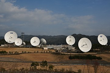 KDDI:n satelliittitietoliikenneyhteyksien maa-asemia Yamaguchissa.
