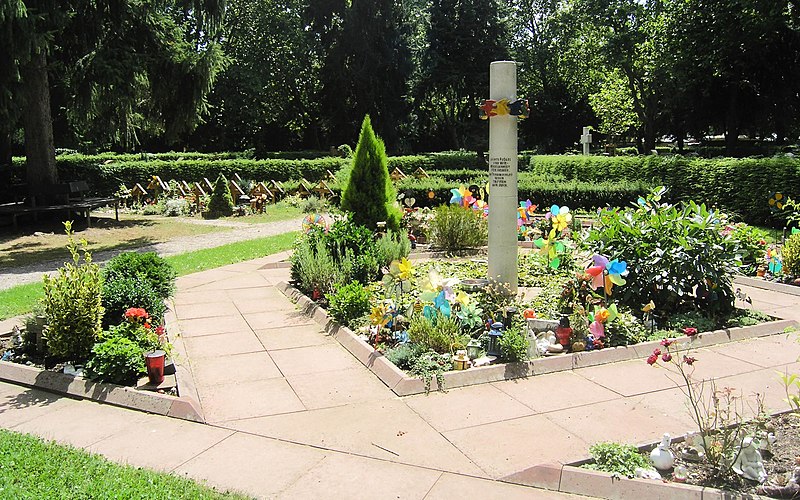 File:Karlsruhe Hauptfriedhof Kleinstkinder.jpg