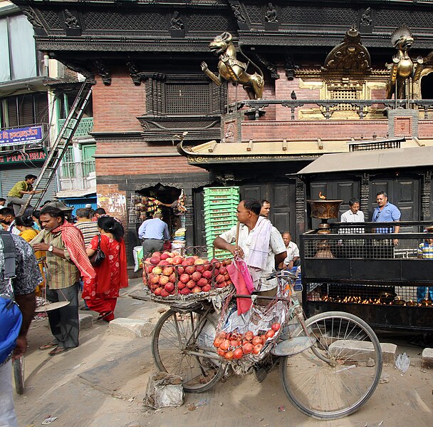 File:Kathmandu-Indra Chowk-Akash Bhairab-24-Apfelhaendler-2015-gje.jpg