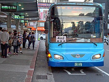 Keelung City Bus 261-FQ head on Ren 2nd Road 20220626.jpg