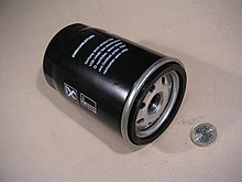 Spin-on oil filter, showing annular seal and screw-on thread Kfz-oelfilter-muenze.jpg